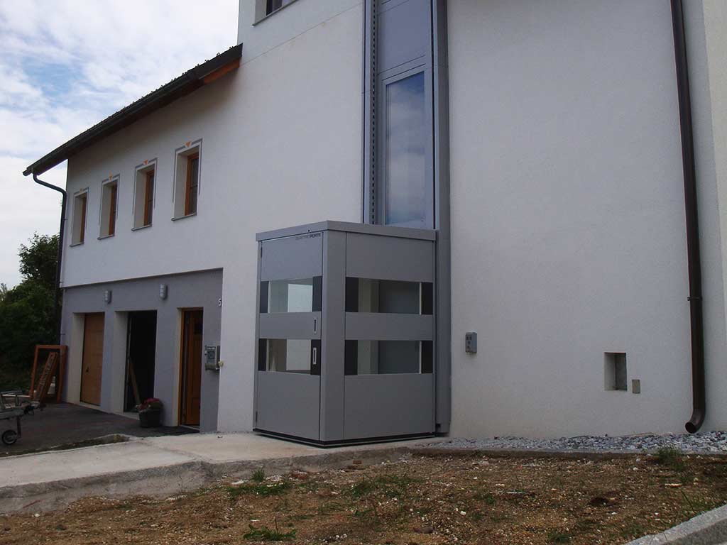 Senkrechtlift: Quattroporte an der Hauswand