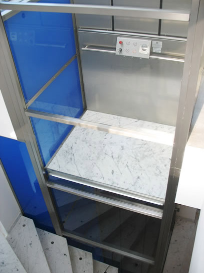 Senkrechtlift mit geschlossenem Schacht