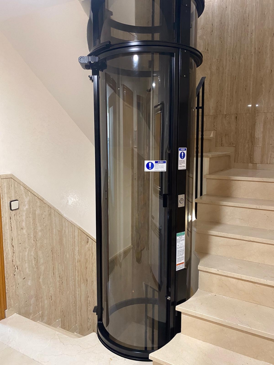 PVE 30 Vakuumlift im Treppenhaus